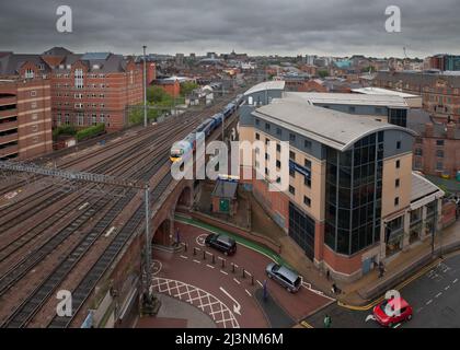 Erster TransPennine Express der Klasse 185, der durch die Stadtlandschaft im Stadtzentrum von Leeds fährt Stockfoto