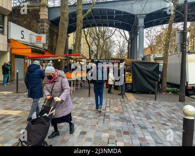 Paris, Frankreich, People Shopping, French Market, Kleine Unternehmen, Straßenszenen, ältere Einsamkeit, Seniorin mit Shopping Caddy auf dem Gehweg, hohes Alter Stockfoto