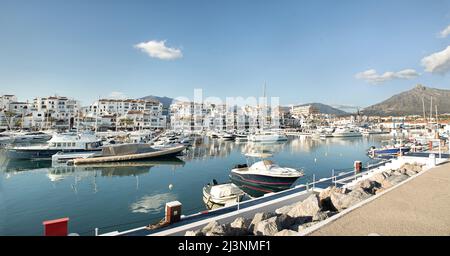 Wunderschöner Panoramablick auf die Banus Bay. Luxusyachten in Puerto Banus, der Marina von Marbella. Berühmte und luxuriöse Lage. 'La Concha' Berg im Hintergrund Stockfoto