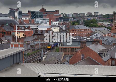 Der nördliche Zug der Klasse 144 fährt durch die Stadtlandschaft im Stadtzentrum von Leeds Stockfoto