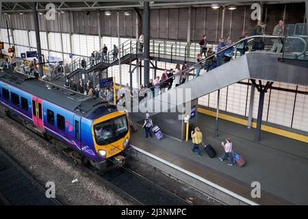 Leeds Bahnhof, Passagiere verlassen den ersten TransPennine Express-Zug der Klasse 185 185119 1P35 auf dem 1127 Middlesborough - Manchester Airport Stockfoto