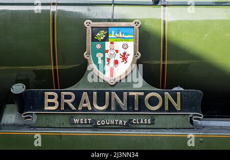 34046 'Braunton'-Namensschild bei Preston. Funktionierende Saphos Züge !56E 'der Lakelander'. Samstag, 09.. April 2022. Stockfoto