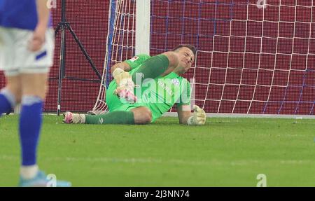 Gelsenkirchen, Deutschland. 09. Apr, 2022. firo : 9.. April 2022, Fuvuball, 2. Bundesliga, Saison 2021/2022, FC Schalke 04 - 1. FC Heidenheim am Boden Martin Fraisl, verletzt, Verletzung Quelle: dpa/Alamy Live News Stockfoto