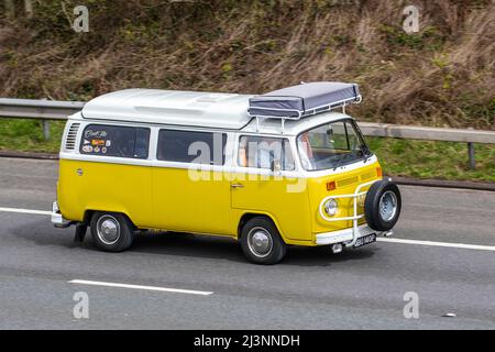 1975 70s siebziger Jahre gelb weiß VW Volkswagen Erkerfenster Transporter Wohnmobil; VW volkswagen Wohnmobile, Pop Top Caddy, Transporter, Wohnmobil, kombi, Kombi, Wohnmobil, Wohnmobil-Umbau, Vee Dub, Umbauten, Kleinbus, Bus, Camper, fahrende VW-Transporter, in Bewegung Stockfoto