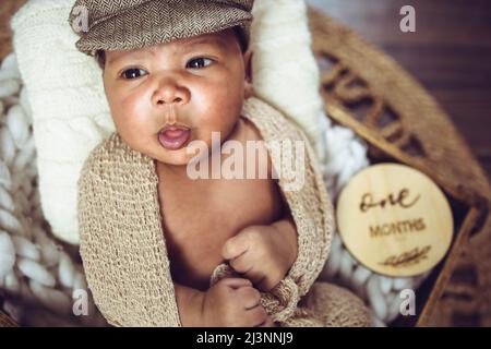 Nahaufnahme eines männlichen Neugeborenen. Neugeborenenfotografie Stockfoto