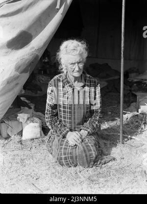 Großmutter von zweiundzwanzig Kindern, von einer Farm in Oklahoma; achtzig Jahre alt. Lebt jetzt im Lager am Stadtrand von Bakersfield, Kalifornien. „Wenn du deinen Pfuck verlierst, verlierst du am meisten, was in dir ist - alles, was du zum Leben hast.“ Stockfoto