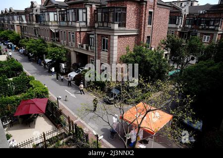 Shanghai, China. 9. April 2022. Bewohner stellen sich für Nukleinsäuretest in einer Gemeinde in Shanghai, Ostchina, am 9. April 2022 auf. Quelle: Zhang Jiansong/Xinhua/Alamy Live News Stockfoto