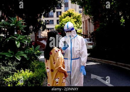 Shanghai, China. 9. April 2022. Ein medizinischer Mitarbeiter scannt Informationen eines Bewohners für Nukleinsäuretests in einer Gemeinde in Shanghai, Ostchina, 9. April 2022. Quelle: Zhang Jiansong/Xinhua/Alamy Live News Stockfoto