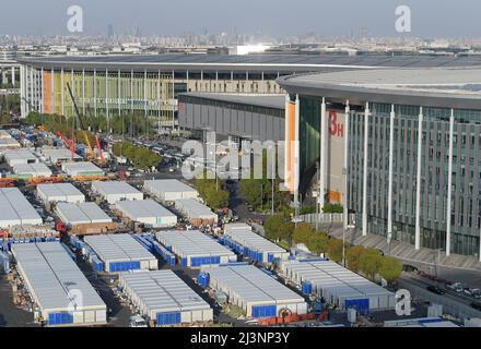 Shanghai. 9. April 2022. Das am 9. April 2022 aufgenommene Foto zeigt die Außenansicht eines provisorischen Krankenhauses, das aus dem National Exhibition and Convention Center (Shanghai) im ostchinesischen Shanghai umgebaut wurde. Quelle: Li He/Xinhua/Alamy Live News Stockfoto