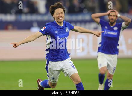 Gelsenkirchen, Deutschland. 09. Apr, 2022. firo: 9.. April 2022, Fuvuball, 2. Bundesliga, Saison 2021/2022, FC Schalke 04 - 1. FC Heidenheim Jubel, nach seinem Tor auf 2:0 Ko Itakura Credit: dpa/Alamy Live News Stockfoto