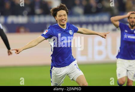 Gelsenkirchen, Deutschland. 09. Apr, 2022. firo: 9.. April 2022, Fuvuball, 2. Bundesliga, Saison 2021/2022, FC Schalke 04 - 1. FC Heidenheim Jubel, nach seinem Tor auf 2:0 Ko Itakura Credit: dpa/Alamy Live News Stockfoto