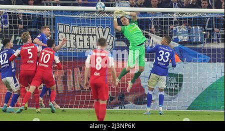 Gelsenkirchen, Deutschland. 09. Apr, 2022. firo : 9.. April 2022, Fuvuball, 2. Bundesliga, Saison 2021/2022, FC Schalke 04 - 1. FC Heidenheim Parade Martin Fraisl Quelle: dpa/Alamy Live News Stockfoto