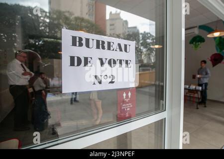 Sao Paulo, Brasilien. 09. April 2022. SP - Sao Paulo - 04/09/2022 - SAO PAULO, PRÄSIDENTSCHAFTSWAHLEN IN FRANKREICH - Französische Bürger mit Wohnsitz in der Stadt Sao Paulo gehen an diesem Samstag (9) in der Fondation Liceu Pasteur, Französisch-Brasilianische Schule, für die 1. Runde der französischen Wahlen an die Wahlen . Franzosen, die nicht im Land leben und am Vortag stimmberechtigt sind. Es wird erwartet, dass sich der aktuelle Präsident Emmanuel Macron von der Partei La Republique en Marche (Republik im März), die Wiederwahl anstrebt, und Marine Le Pen von der rechtsextremen Partei Ressembleme messen Stockfoto