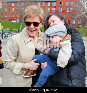 Glasgow, Großbritannien. 09. April 2022. NICOLA STÖR, MSP, First Minister of Scotland, (SNP) eröffnete die Feierlichkeiten zum Internationalen Roma-Tag mit der Community-Gruppe „Friends of Romano Lav“ im Govanhill Park, Glasgow. Etwa 200 Mitglieder der Roma-Gemeinschaft und Anwohner nahmen an dem Park Teil und wurden vom Ersten Minister begrüßt, darunter das Baby JOSEPH COLLINS, das einen persönlichen Gruß erhielt. Kredit: Findlay/Alamy Live Nachrichten Stockfoto