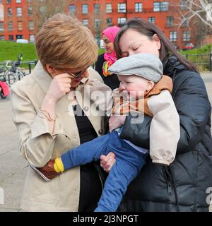 Glasgow, Großbritannien. 09. April 2022. NICOLA STÖR, MSP, First Minister of Scotland, (SNP) eröffnete die Feierlichkeiten zum Internationalen Roma-Tag mit der Community-Gruppe „Friends of Romano Lav“ im Govanhill Park, Glasgow. Etwa 200 Mitglieder der Roma-Gemeinschaft und Anwohner nahmen an dem Park Teil und wurden vom Ersten Minister begrüßt, darunter das Baby JOSEPH COLLINS, das einen persönlichen Gruß erhielt. Kredit: Findlay/Alamy Live Nachrichten Stockfoto