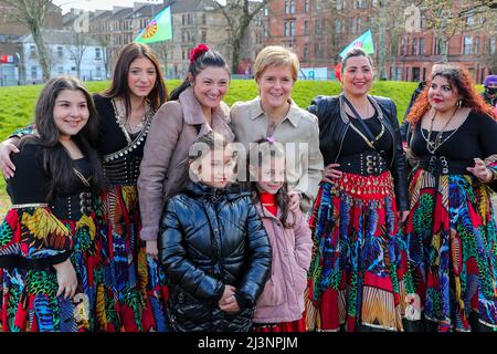 Glasgow, Großbritannien. 09. April 2022. NICOLA STÖR, MSP, First Minister of Scotland, (SNP) eröffnete die Feierlichkeiten zum Internationalen Roma-Tag mit der Community-Gruppe „Friends of Romano Lav“ im Govanhill Park, Glasgow. Etwa 200 Mitglieder der Roma-Gemeinschaft und Anwohner nahmen an dem Park Teil und wurden vom Ersten Minister begrüßt, darunter das Baby JOSEPH COLLINS, das einen persönlichen Gruß erhielt. Kredit: Findlay/Alamy Live Nachrichten Stockfoto