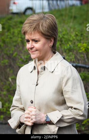 Glasgow, Großbritannien. 09. April 2022. NICOLA STÖR, MSP, First Minister of Scotland, (SNP) eröffnete die Feierlichkeiten zum Internationalen Roma-Tag mit der Community-Gruppe „Friends of Romano Lav“ im Govanhill Park, Glasgow. Etwa 200 Mitglieder der Roma-Gemeinschaft und Anwohner nahmen an dem Park Teil und wurden vom Ersten Minister begrüßt, darunter das Baby JOSEPH COLLINS, das einen persönlichen Gruß erhielt. Kredit: Findlay/Alamy Live Nachrichten Stockfoto