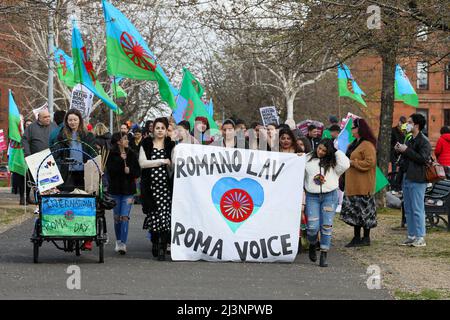 Glasgow, Großbritannien. 09. April 2022. NICOLA STÖR, MSP, First Minister of Scotland, (SNP) eröffnete die Feierlichkeiten zum Internationalen Roma-Tag mit der Community-Gruppe „Friends of Romano Lav“ im Govanhill Park, Glasgow. Etwa 200 Mitglieder der Roma-Gemeinschaft und Anwohner nahmen an dem Park Teil und wurden vom Ersten Minister begrüßt, darunter das Baby JOSEPH COLLINS, das einen persönlichen Gruß erhielt. Kredit: Findlay/Alamy Live Nachrichten Stockfoto