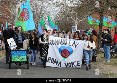 Glasgow, Großbritannien. 09. April 2022. NICOLA STÖR, MSP, First Minister of Scotland, (SNP) eröffnete die Feierlichkeiten zum Internationalen Roma-Tag mit der Community-Gruppe „Friends of Romano Lav“ im Govanhill Park, Glasgow. Etwa 200 Mitglieder der Roma-Gemeinschaft und Anwohner nahmen an dem Park Teil und wurden vom Ersten Minister begrüßt, darunter das Baby JOSEPH COLLINS, das einen persönlichen Gruß erhielt. Kredit: Findlay/Alamy Live Nachrichten Stockfoto