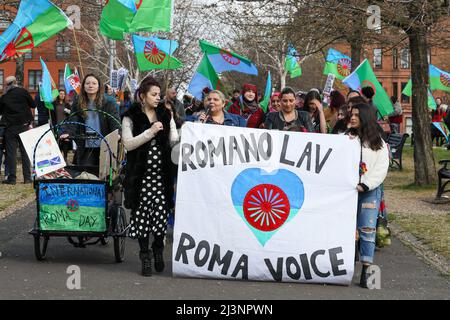 Glasgow, Großbritannien. 09. April 2022. NICOLA STÖR, MSP, First Minister of Scotland, (SNP) eröffnete die Feierlichkeiten zum Internationalen Roma-Tag mit der Community-Gruppe „Friends of Romano Lav“ im Govanhill Park, Glasgow. Etwa 200 Mitglieder der Roma-Gemeinschaft und Anwohner nahmen an dem Park Teil und wurden vom Ersten Minister begrüßt, darunter das Baby JOSEPH COLLINS, das einen persönlichen Gruß erhielt. Kredit: Findlay/Alamy Live Nachrichten Stockfoto