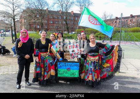 Glasgow, Großbritannien. 09. April 2022. NICOLA STÖR, MSP, First Minister of Scotland, (SNP) eröffnete die Feierlichkeiten zum Internationalen Roma-Tag mit der Community-Gruppe „Friends of Romano Lav“ im Govanhill Park, Glasgow. Etwa 200 Mitglieder der Roma-Gemeinschaft und Anwohner nahmen an dem Park Teil und wurden vom Ersten Minister begrüßt, darunter das Baby JOSEPH COLLINS, das einen persönlichen Gruß erhielt. Kredit: Findlay/Alamy Live Nachrichten Stockfoto