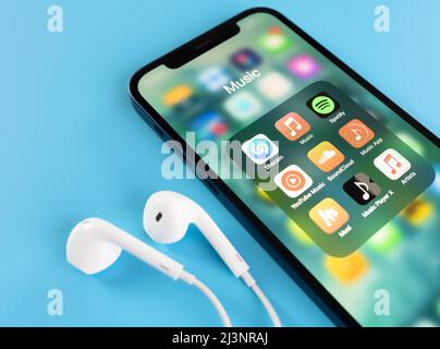 Musik-Apps auf einem iPhone-Display - Apple Music, Spotify, YouTube Music, Musi, Shazam, SoundCloud und andere. Stockfoto