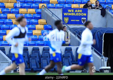 Kingston, Großbritannien. 09. April 2022. AFC Wimbledon Spieler beim Aufwärmen. In Kingston, Vereinigtes Königreich am 4/9/2022. (Foto von Carlton Myrie/News Images/Sipa USA) Quelle: SIPA USA/Alamy Live News Stockfoto