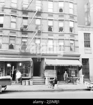 Hintergrundbild für Highstown Projekt. Das derzeitige Zuhause von Jacob Solomon und seiner Familie, 133 Avenue D, New York City. Diese Familie gehört zur ersten Einheit von 35 Familien, die im Juli 1936 in Hightstown umgesiedelt wurde. Für vier sehr kleine Zimmer im Miethaus zahlt man 18 Dollar pro Monat. Stockfoto