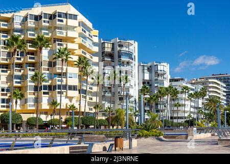 Marbella Stadtpromenade in der Nähe der Stadtbucht. Leeres Quadrat. Im Hintergrund Marbella Häuser am Strand, Luxus und teure Immobilien. Stockfoto