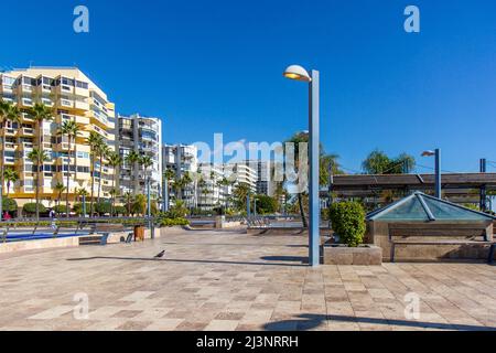 Marbella Stadtpromenade in der Nähe der Stadtbucht. Leeres Quadrat. Im Hintergrund Marbella Häuser am Strand, Luxus und teure Immobilien. Stockfoto