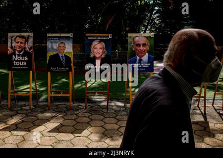 Sao Paulo, Brasilien. 09. April 2022. SP - Sao Paulo - 04/09/2022 - SAO PAULO, PRÄSIDENTSCHAFTSWAHLEN IN FRANKREICH - Französische Bürger mit Wohnsitz in der Stadt Sao Paulo gehen an diesem Samstag (9) in der Fondation Liceu Pasteur, Französisch-Brasilianische Schule, für die 1. Runde der französischen Wahlen an die Wahlen . Franzosen, die nicht im Land leben und am Vortag stimmberechtigt sind. Es wird erwartet, dass sich der aktuelle Präsident Emmanuel Macron von der Partei La Republique en Marche (Republik im März), die Wiederwahl anstrebt, und Marine Le Pen von der rechtsextremen Partei Ressembleme messen Stockfoto