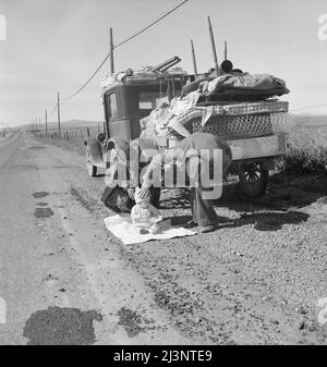 Fünfköpfige Familie aus Missouri, sieben Monate aus dem Dürregebiet, am US Highway 99 in der Nähe von Tracy, Kalifornien. Stockfoto