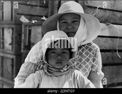 Japanische Mutter und Tochter, Landarbeiter in der Nähe von Guadalupe, Kalifornien. Stockfoto