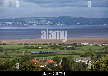 Erster TransPennine Express-Dieselzug der Klasse 185 auf der Hauptlinie der Westküste, der die Morecambe Bay passiert Stockfoto