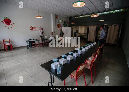 Sao Paulo, Brasilien. 09. April 2022. SP - Sao Paulo - 04/09/2022 - SAO PAULO, PRÄSIDENTSCHAFTSWAHLEN IN FRANKREICH - Französische Bürger mit Wohnsitz in der Stadt Sao Paulo gehen an diesem Samstag (9) in der Fondation Liceu Pasteur, Französisch-Brasilianische Schule, für die 1. Runde der französischen Wahlen an die Wahlen . Franzosen, die nicht im Land leben und am Vortag stimmberechtigt sind. Es wird erwartet, dass sich der aktuelle Präsident Emmanuel Macron von der Partei La Republique en Marche (Republik im März), die Wiederwahl anstrebt, und Marine Le Pen von der rechtsextremen Partei Ressembleme messen Stockfoto