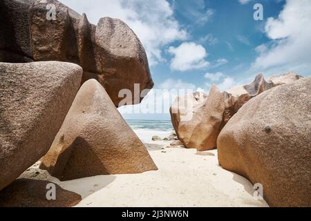 Landschaftlich reizvoller Blick auf den wunderschönen Sandstrand mit Granitfelsen auf den Seychellen Stockfoto