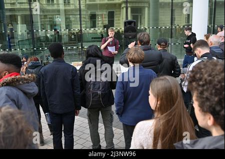 London, Großbritannien. 09. April 2022. Sprecher Piers Corbyn bei den Studenten gegen Tyrannei am Imperial College London, Großbritannien - 9. April 2022. Kredit: Picture Capital/Alamy Live Nachrichten Stockfoto