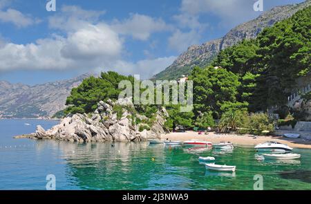 Küstenlandschaft und kleiner Strand in Brela,Makarska Riviera,adria,Dalmatien Region,Kroatien Stockfoto