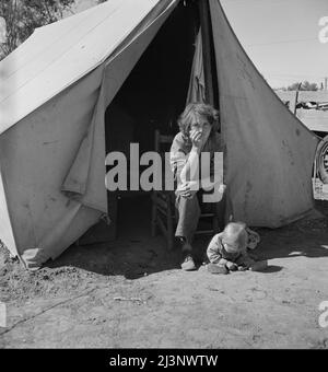 Achtzehn Jahre alte Mutter aus Oklahoma, jetzt eine kalifornische Migrantin. Stockfoto