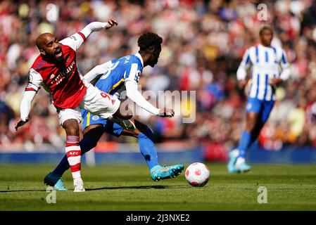 Alexandre Lacazette und Brighton von Arsenal und Yves Bissouma von Hove Albion (rechts) kämpfen während des Spiels der Premier League im Emirates Stadium, London, um den Ball. Bilddatum: Samstag, 9. April 2022. Stockfoto