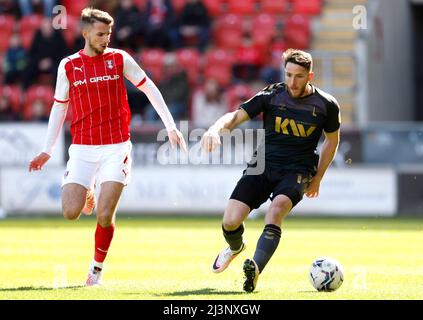 Charlton Athletic's Conor Washington (Mitte) und Rotherham United's Daniel Barlaser kämpfen während des Sky Bet League One-Spiels im AESSEAL New York Stadium, Rotherham, um den Ball. Bilddatum: Samstag, 9. April 2022. Stockfoto