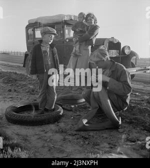 Wandernde Familie landwirtschaftlicher Arbeiter entlang California Highway. USA 99. Stockfoto