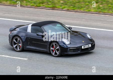 2021 Porsche 911 Targa 4S 2981cc Benziner-Coupé; 2021 Porsche 911 3,0T 992 4S Targa PDK 4WD Euro 6 (s/s) 2DR Cabrio Benzin A auf dem M61 Manchester, Großbritannien Stockfoto