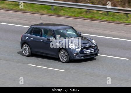 2014 grau gestreifter Mini Cooper S SD 1995cc 6-Gang Schaltgetriebe; Fahren auf der Autobahn M61 in Großbritannien Stockfoto