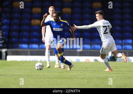 Zach Robinson #14 von AFC Wimbledon entgeht Daniel Harvie #21 von Milton Keynes Dons Stockfoto