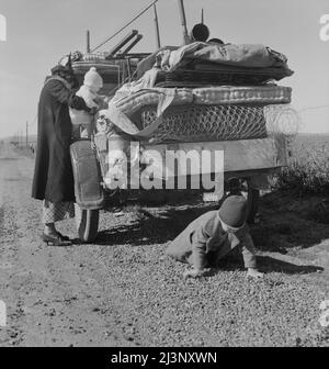 Tracy (Umgebung), Kalifornien. US Highway 99. Missouri Familie von fünf, sieben Monaten aus dem Dürregebiet. Stockfoto