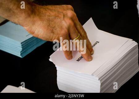 São PAULO, SP - 09.04.2022: ELEIÇÕES PRESIDENCIAIS da França 2022 - die Franzosen in Brasilien beginnen am Samstag (9), einen Tag vor den französischen Präsidentschaftswahlen, die am Sonntag (10) stattfinden werden, mit der Abstimmung. Umfragen deuten auf eine zweite Runde zwischen dem derzeitigen Präsidenten Emmanuel Macron von der Partei La République en Marche (Republik im März) hin, die eine Wiederwahl anstrebt, und Marine Le Pen von der rechtsextremen Partei Ressemblement National (Nationale Umgruppierung). Auf dem Foto, Wahlhochschule in Vila Mariana im Süden von São Paulo. (Foto: Aloisio Mauricio/Fotoarena) Stockfoto