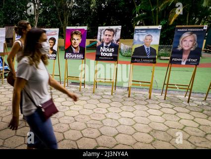 São PAULO, SP - 09.04.2022: ELEIÇÕES PRESIDENCIAIS da França 2022 - die Franzosen in Brasilien beginnen am Samstag (9), einen Tag vor den französischen Präsidentschaftswahlen, die am Sonntag (10) stattfinden werden, mit der Abstimmung. Umfragen deuten auf eine zweite Runde zwischen dem derzeitigen Präsidenten Emmanuel Macron von der Partei La République en Marche (Republik im März) hin, die eine Wiederwahl anstrebt, und Marine Le Pen von der rechtsextremen Partei Ressemblement National (Nationale Umgruppierung). Auf dem Foto, Wahlhochschule in Vila Mariana im Süden von São Paulo. (Foto: Aloisio Mauricio/Fotoarena) Stockfoto