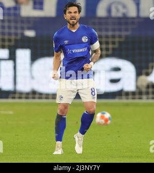 Gelsenkirchen, Deutschland. 09. Apr, 2022. firo : 9.. April 2022, Fuvuball, 2. Bundesliga, Saison 2021/2022, FC Schalke 04 - 1.FC Heidenheim Gesture, Danny Latza Quelle: dpa/Alamy Live News Stockfoto