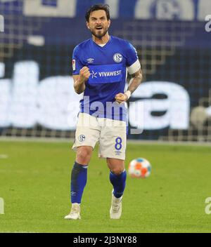 Gelsenkirchen, Deutschland. 09. Apr, 2022. firo : 09.04.2022, Fuvuball, 2.Bundesliga, Saison 2021/2022, FC Schalke 04 - 1.FC Heidenheim Gesture, Danny Latza Credit: dpa/Alamy Live News Stockfoto